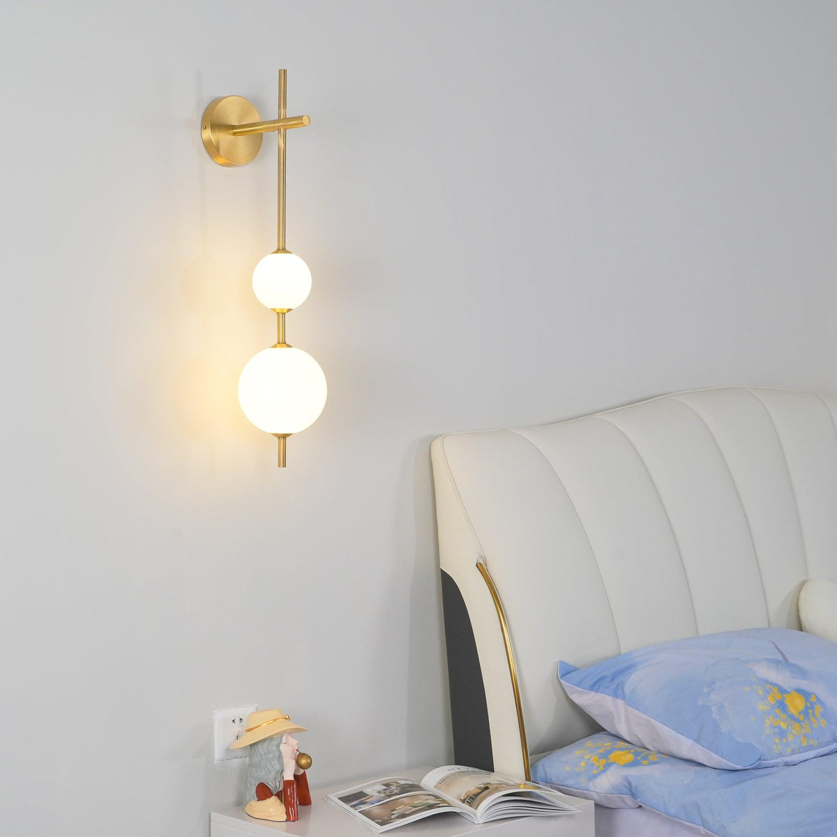 Ilraeia Vertical Globe Plug-in Wall Lamp