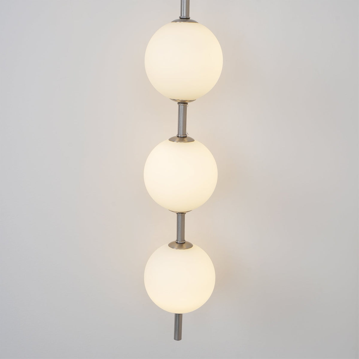 Ilraeia Vertical Globe Plug-in Wall Lamp