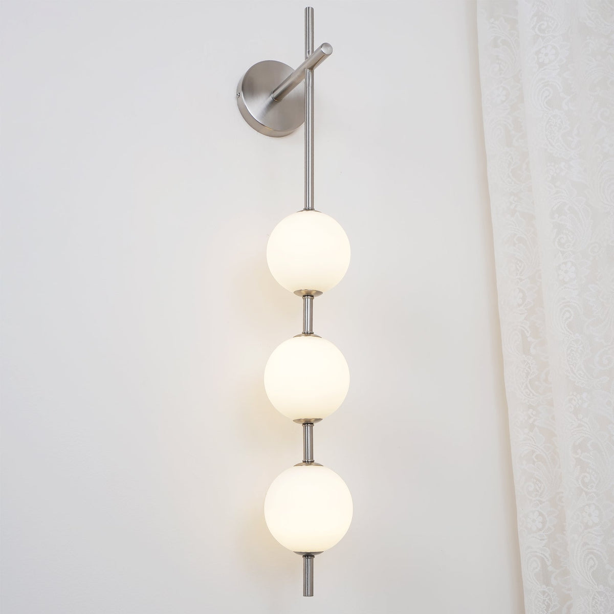 Ilraeia Vertical Globe Plug-in Wall Lamp