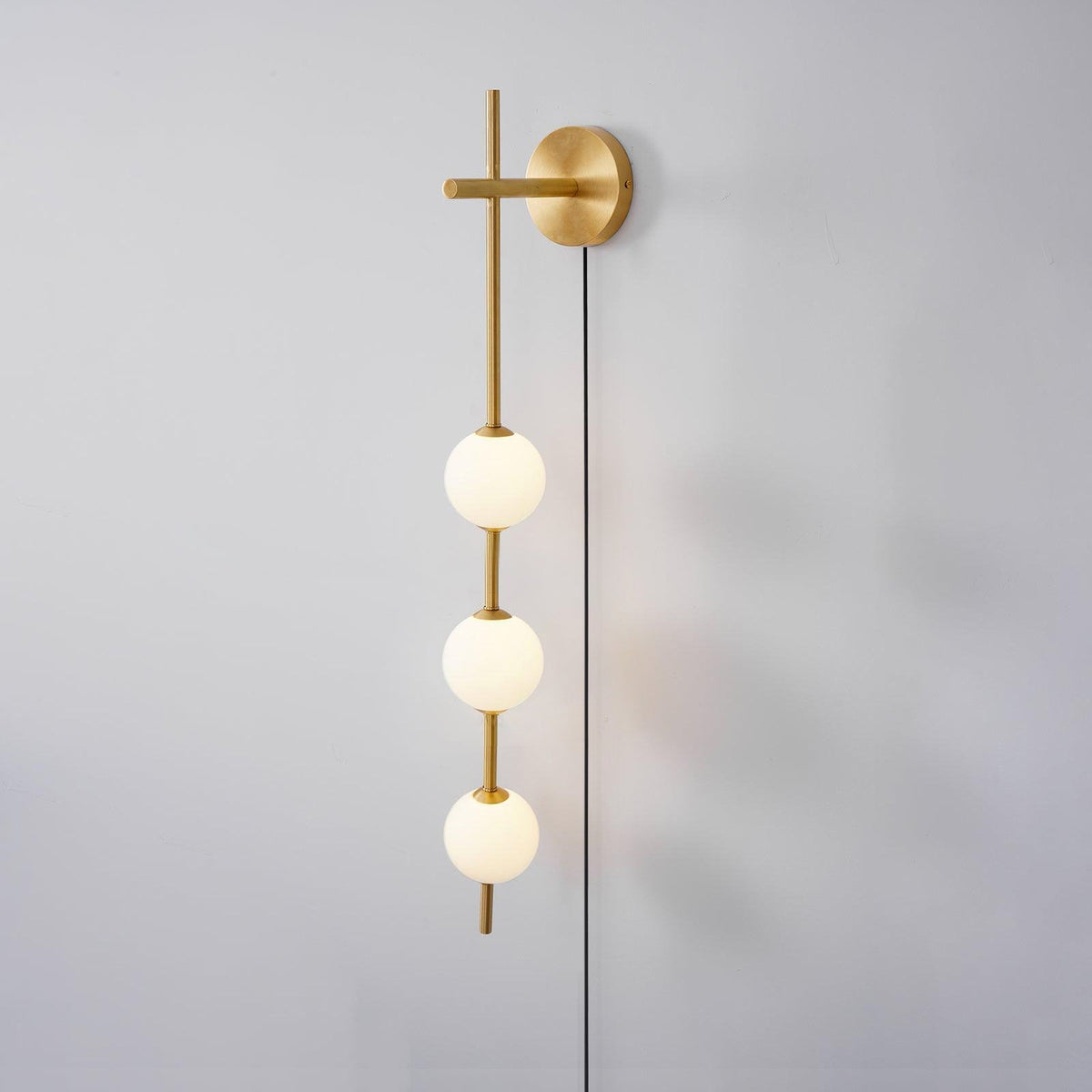 Ilraeia Vertical Globe Plug-in Wall Lamp