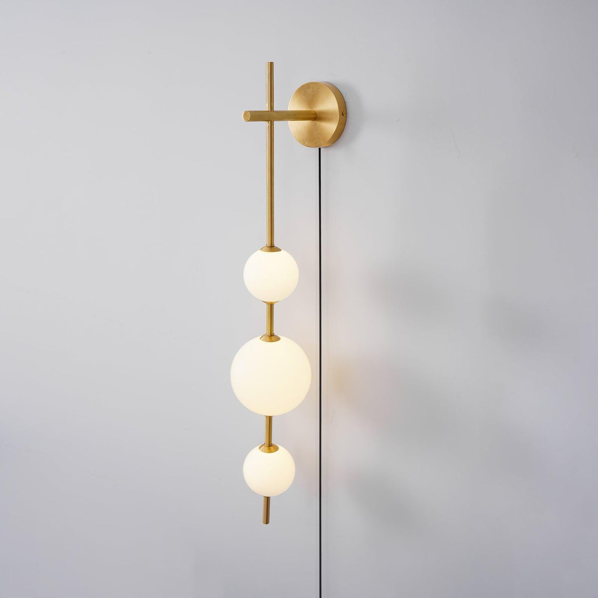 Ilraeia Vertical Globe Plug-in Wall Lamp