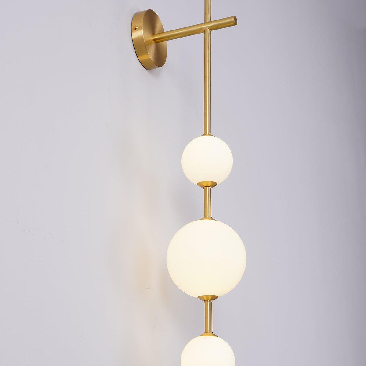 Ilraeia Vertical Globe Plug-in Wall Lamp