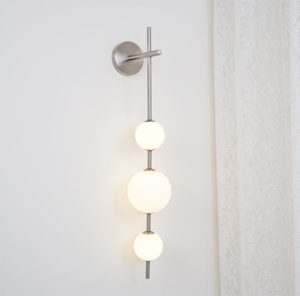 Ilraeia Vertical Globe Plug-in Wall Lamp