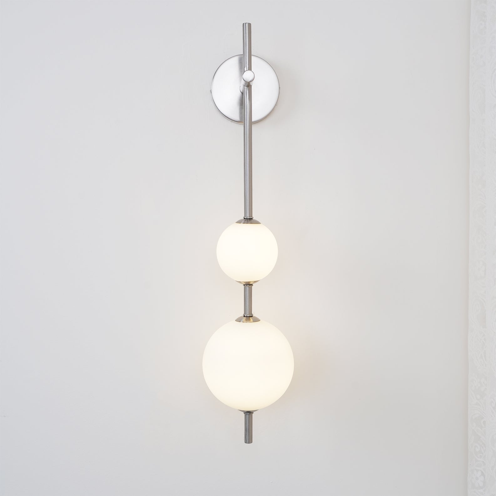 Ilraeia Vertical Globe Plug-in Wall Lamp
